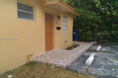 House in North Miami Beach, Florida 2 bedrooms, 83.61 sq.m. № 2154088 - photo 2