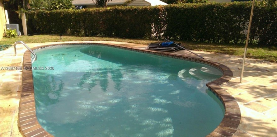 House in North Miami Beach, Florida 2 bedrooms, 83.61 sq.m. № 2154088
