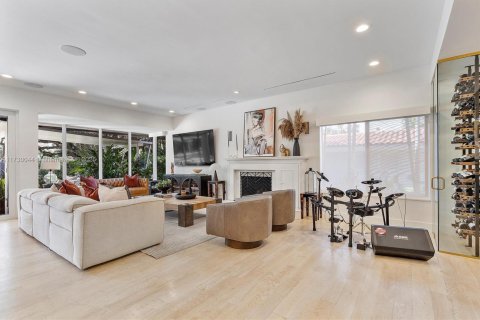 House in Miami Shores, Florida 5 bedrooms, 296.64 sq.m. № 1715391 - photo 8
