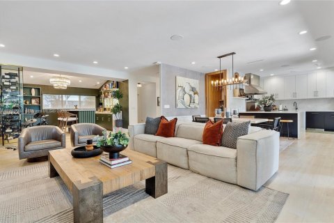 House in Miami Shores, Florida 5 bedrooms, 296.64 sq.m. № 1715391 - photo 11