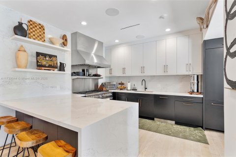 House in Miami Shores, Florida 5 bedrooms, 296.64 sq.m. № 1715391 - photo 15