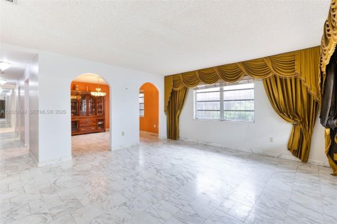 House in Miami, Florida 4 bedrooms, 186.27 sq.m. № 2168337 - photo 2