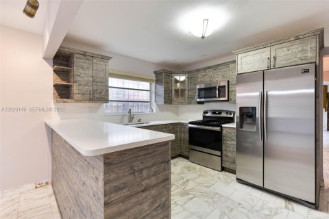 House in Miami, Florida 4 bedrooms, 186.27 sq.m. № 2168337 - photo 5