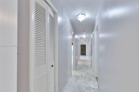 House in Miami, Florida 4 bedrooms, 186.27 sq.m. № 2168337 - photo 9