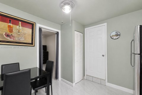 House in Miami, Florida 4 bedrooms, 186.27 sq.m. № 2168337 - photo 16