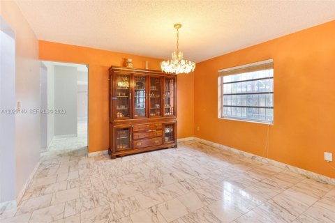 House in Miami, Florida 4 bedrooms, 186.27 sq.m. № 2168337 - photo 4