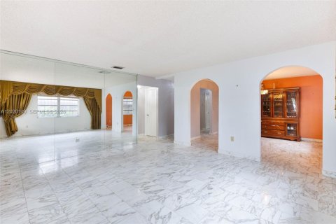 House in Miami, Florida 4 bedrooms, 186.27 sq.m. № 2168337 - photo 3