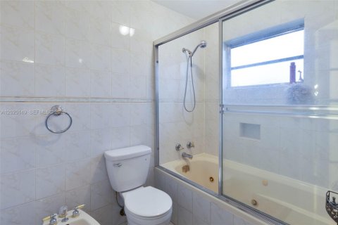 House in Miami, Florida 4 bedrooms, 186.27 sq.m. № 2168337 - photo 14