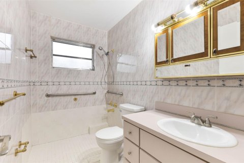 House in Miami, Florida 4 bedrooms, 186.27 sq.m. № 2168337 - photo 12