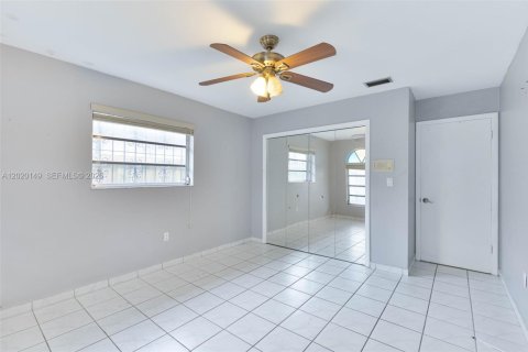 House in Miami, Florida 4 bedrooms, 186.27 sq.m. № 2168337 - photo 11