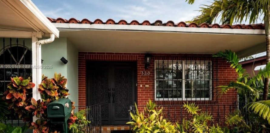House in Miami, Florida 4 bedrooms, 186.27 sq.m. № 2168337