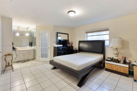 House in Miami, Florida 4 bedrooms, 186.27 sq.m. № 2168337 - photo 13