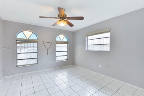 House in Miami, Florida 4 bedrooms, 186.27 sq.m. № 2168337 - photo 10