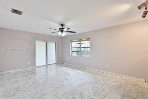 House in Miami, Florida 4 bedrooms, 186.27 sq.m. № 2168337 - photo 8