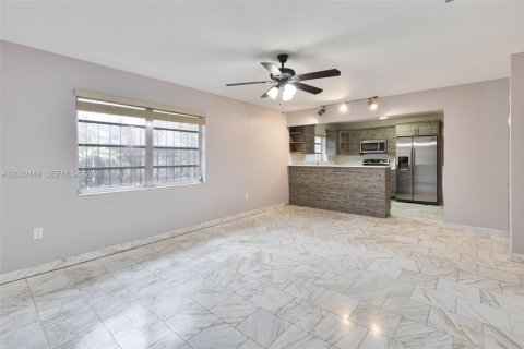 House in Miami, Florida 4 bedrooms, 186.27 sq.m. № 2168337 - photo 6