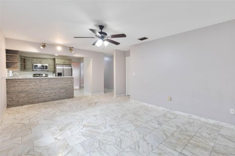 House in Miami, Florida 4 bedrooms, 186.27 sq.m. № 2168337 - photo 7