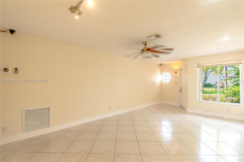 Touwnhouse à vendre à Sunrise, Floride: 3 chambres, 141.12 m2 № 2077567 - photo 6
