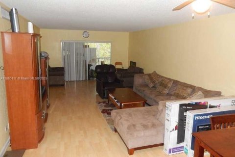Condo in Lauderhill, Florida, 2 bedrooms  № 1886572 - photo 4