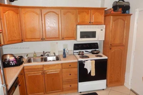 Condo in Lauderhill, Florida, 2 bedrooms  № 1886572 - photo 5