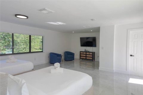 Villa ou maison à louer à Miami, Floride: 7 chambres, 590.58 m2 № 1976675 - photo 16