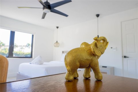 Villa ou maison à louer à Miami, Floride: 7 chambres, 590.58 m2 № 1976675 - photo 6