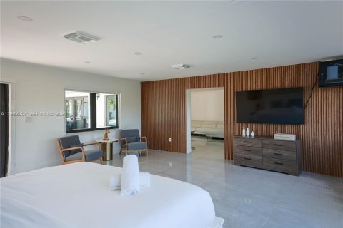 Villa ou maison à louer à Miami, Floride: 7 chambres, 590.58 m2 № 1976675 - photo 12