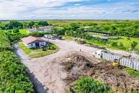 Villa ou maison à louer à Miami, Floride: 7 chambres, 590.58 m2 № 1976675 - photo 28