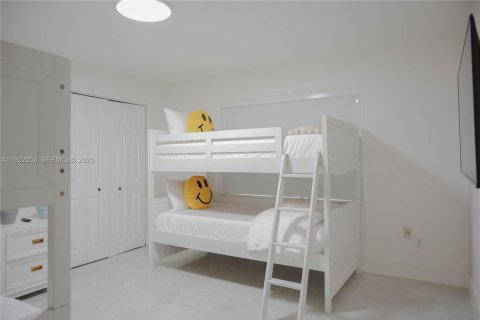 Villa ou maison à louer à Miami, Floride: 7 chambres, 590.58 m2 № 1976675 - photo 18