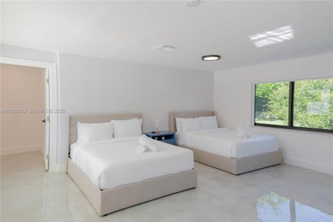Villa ou maison à louer à Miami, Floride: 7 chambres, 590.58 m2 № 1976675 - photo 17