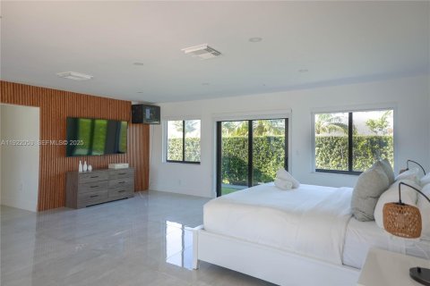 Villa ou maison à louer à Miami, Floride: 7 chambres, 590.58 m2 № 1976675 - photo 11