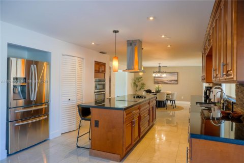 Villa ou maison à louer à Miami, Floride: 7 chambres, 590.58 m2 № 1976675 - photo 10