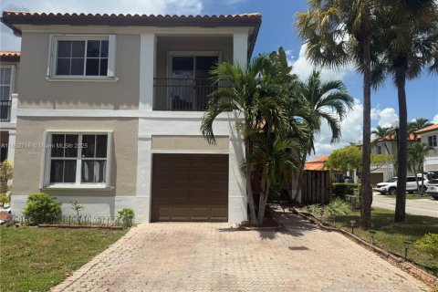 Townhouse in Miami Lakes, Florida 4 bedrooms, 207.26 sq.m. № 1875543 - photo 1