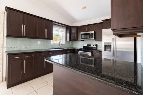 Villa ou maison à louer à Miami, Floride: 3 chambres, 140.84 m2 № 2363621 - photo 13