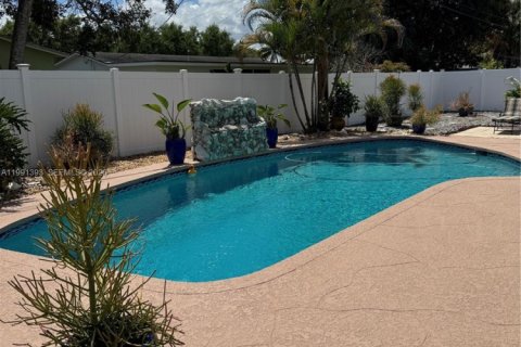 House in Coconut Creek, Florida 4 bedrooms, 170.94 sq.m. № 2052207 - photo 16