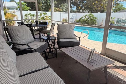 House in Coconut Creek, Florida 4 bedrooms, 170.94 sq.m. № 2052207 - photo 19