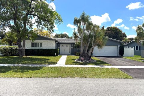 House in Coconut Creek, Florida 4 bedrooms, 170.94 sq.m. № 2052207