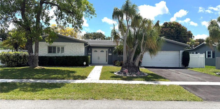 House in Coconut Creek, Florida 4 bedrooms, 170.94 sq.m. № 2052207