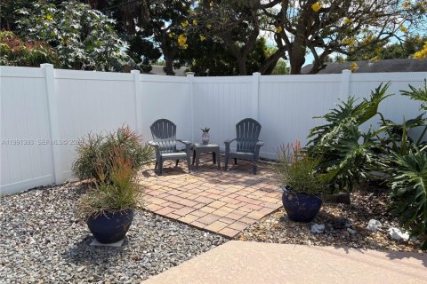 House in Coconut Creek, Florida 4 bedrooms, 170.94 sq.m. № 2052207 - photo 18