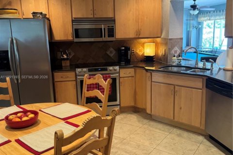 House in Coconut Creek, Florida 4 bedrooms, 170.94 sq.m. № 2052207 - photo 3