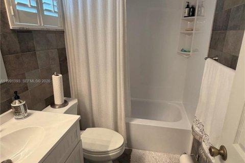 House in Coconut Creek, Florida 4 bedrooms, 170.94 sq.m. № 2052207 - photo 11