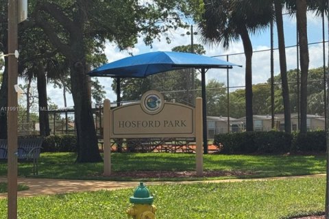 House in Coconut Creek, Florida 4 bedrooms, 170.94 sq.m. № 2052207 - photo 23