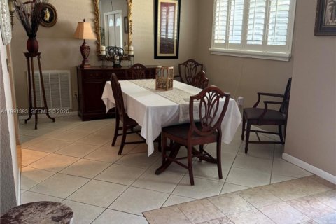 House in Coconut Creek, Florida 4 bedrooms, 170.94 sq.m. № 2052207 - photo 5