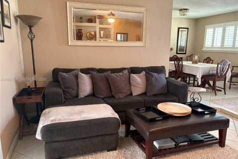 House in Coconut Creek, Florida 4 bedrooms, 170.94 sq.m. № 2052207 - photo 7