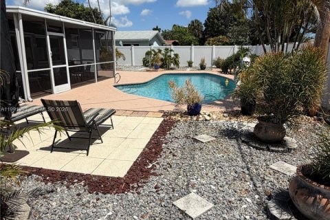 House in Coconut Creek, Florida 4 bedrooms, 170.94 sq.m. № 2052207 - photo 17