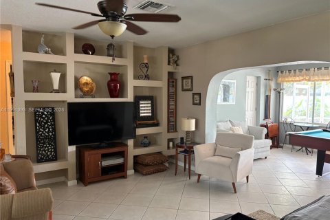 House in Coconut Creek, Florida 4 bedrooms, 170.94 sq.m. № 2052207 - photo 6