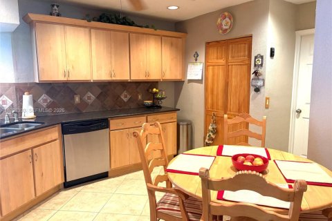 House in Coconut Creek, Florida 4 bedrooms, 170.94 sq.m. № 2052207 - photo 2