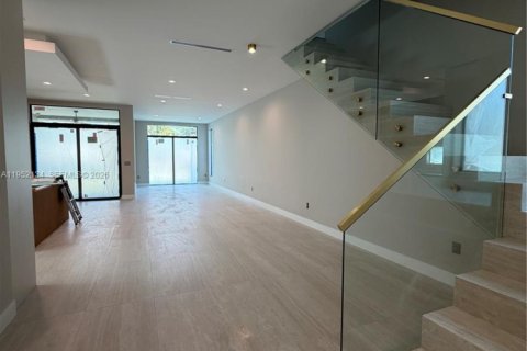 Casa en venta en Hollywood, Florida, 4 dormitorios, 246.84 m2 № 2007453 - foto 23