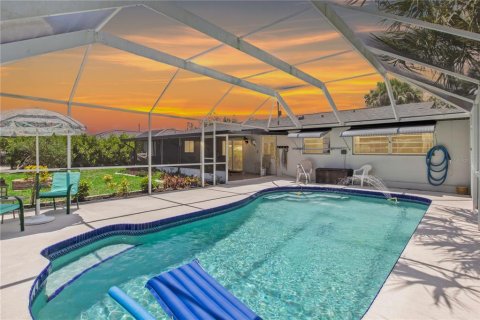House in Port Charlotte, Florida 3 bedrooms, 130.53 sq.m. № 1765466 - photo 3