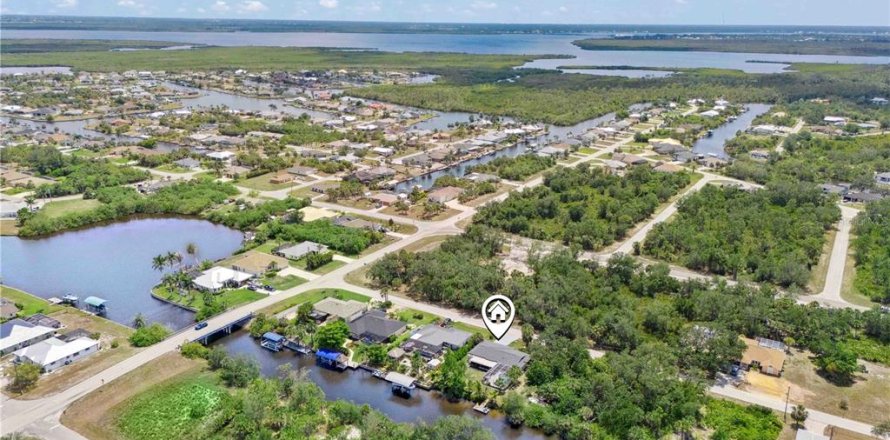 House in Port Charlotte, Florida 3 bedrooms, 130.53 sq.m. № 1765466