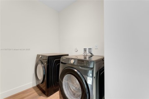 Townhouse in Miami, Florida 3 bedrooms, 162.11 sq.m. № 1939745 - photo 27